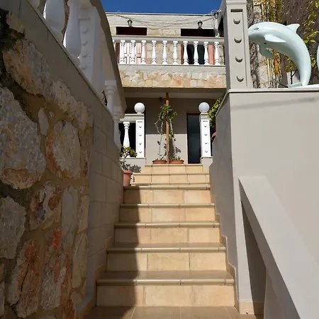 Dolphins Maisonette